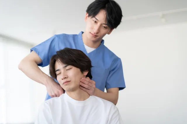 府中・調布の整体院で肩こりの原因をチェックする様子